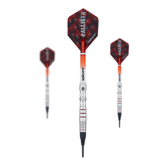 Šipky Unicorn Ballista Style 3 měkké Das Bild zeigt drei Softdarts des Produkts „Unicorn Ballista Style 3“. Die Darts haben rote Flights mit Muster und silberne Schäfte.