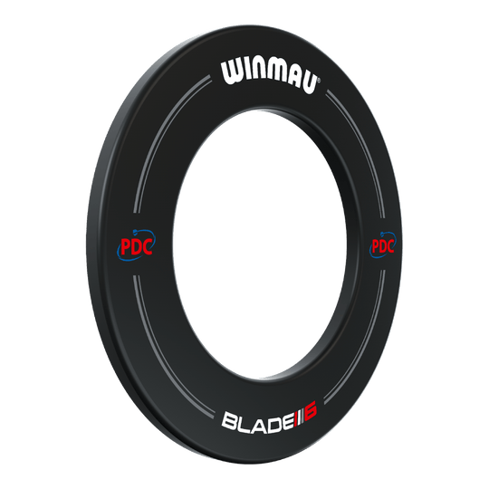 Winmau PDC Dartboard Surround – černá Das Bild zeigt die Winmau PDC Dartboard Surround in Schwarz. Der Dartboard-Schutzring ist rund und trägt die Aufschriften "WINMAU", "PDC" und "BLADE 6".