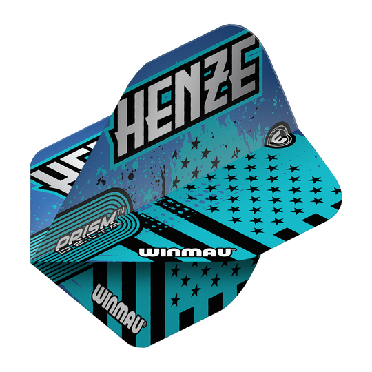 Standardní lety Winmau Prism Delta Rick Henze Das Bild zeigt die Winmau Prism Delta Rick Henze Standard Flights in einem auffälligen blauen Design mit schwarzen Sternen und Streifen. Auf den Flights steht der Name "Henze" und das Winmau-Logo ist deutlich sichtbar.