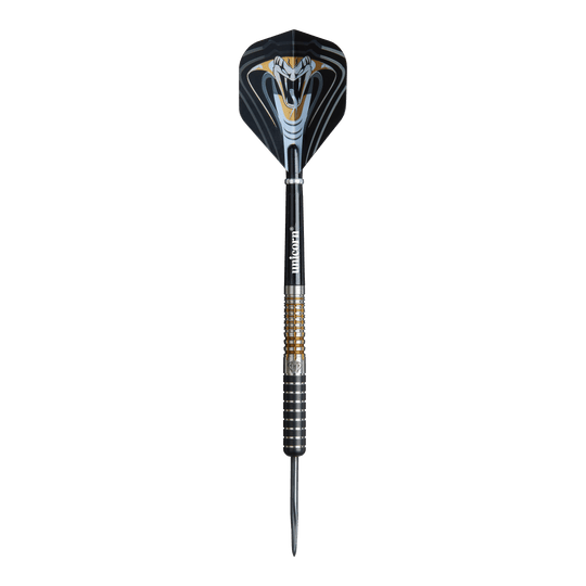 Ocelové šipky Unicorn Maestro Jeffrey De Zwaan fáze 3 Das Bild zeigt einen Unicorn Maestro Jeffrey De Zwaan Phase 3 Steeldart. Der Dart ist schwarz mit silbernen und goldenen Akzenten und zeigt ein auffälliges Schlangendesign auf dem Flight.