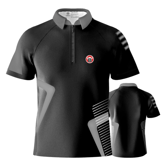 Das Bild zeigt das "Bulls Team Dartshirt - Grau" mit modernen, grauen und weißen Designelementen. Auf der Vorderseite befindet sich ein kleines rundes Bulls-Logo auf der linken Brust.