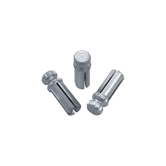 610_Alu_Flightschoner_Silber_1 Das Bild zeigt drei silberne Alu Flightschoner. Sie sind kleine Metallteile, die zum Schutz von Dartflights verwendet werden.