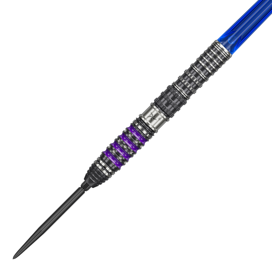 Das Bild zeigt einen Target Japan Prime Series Sirius GEN4 Swiss Point Steeldart. Der Dart hat einen silbernen und schwarzen Schaft mit lila Akzenten und einer blauen Flight.