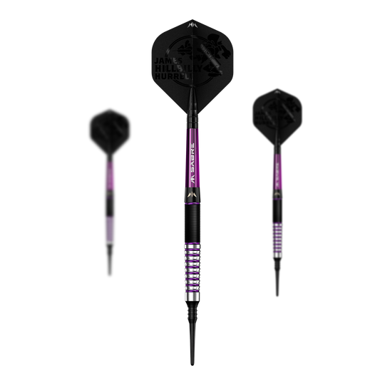 Auf dem Bild sind drei Softdarts des Modells "Mission James Hurrell Hillbilly Black Purple" mit einem Gewicht von 18g zu sehen. Die Darts sind hauptsächlich schwarz und lila mit silbernen Details gestaltet.