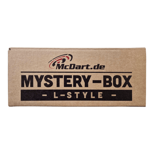 McDart Mystery Box – styl L Auf dem Bild ist eine braune Box mit der Aufschrift "McDart.de Mystery-Box - L-Style -" zu sehen. Die Box sieht verschlossen aus und weckt Neugier auf den Inhalt.