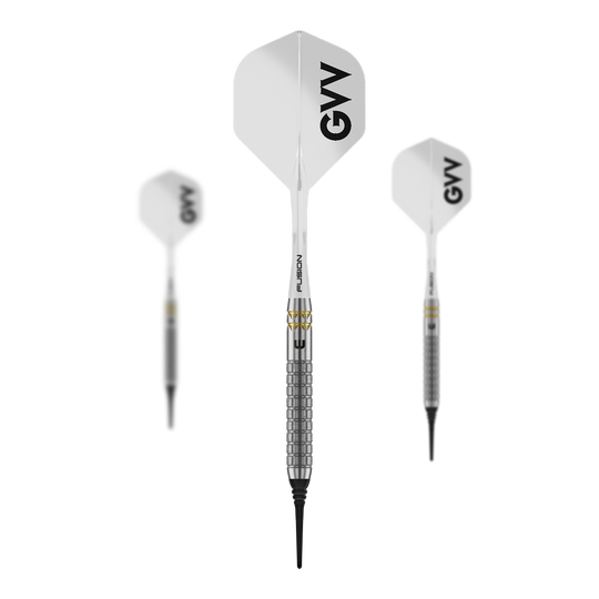 Winmau Gian Van Veen W-MAX měkké šipky - 18g Auf dem Bild ist ein Set Winmau Gian Van Veen W-MAX Softdarts - 18g zu sehen. Drei Darts und das Zubehör sind abgebildet.