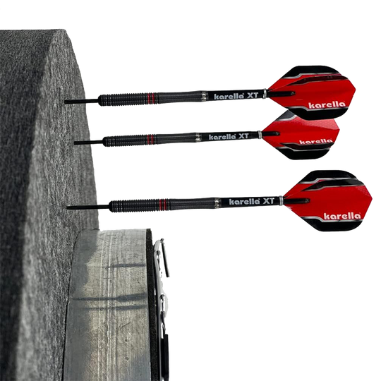 Zvuková izolace Karella pro ocelové terče s integrovaným obrubníkem Das Bild zeigt einen Schallschutzring von Karella für Steeldartboards mit integriertem Auffangring. Drei Pfeile stecken in dem Dartboard mit dem Surround-Ring.