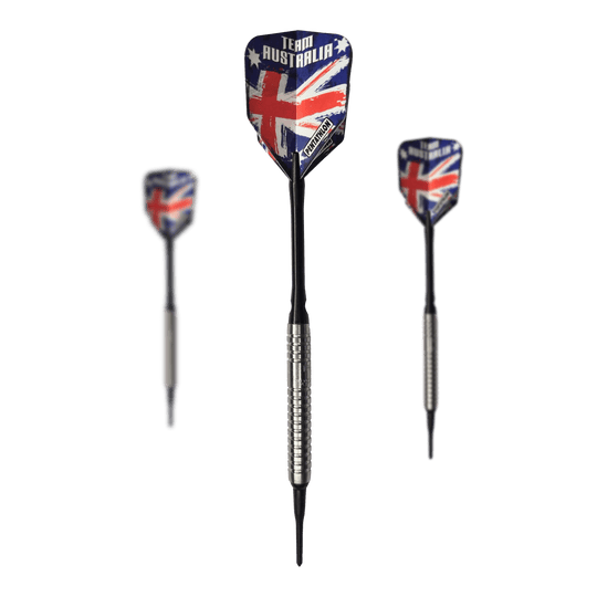 Šipky McDart 85 Tungsten V5 Soft - 16g Das Bild zeigt drei Softdarts des Produkts „McDart 85er Tungsten V5 Softdarts - 16g“. Die Flights sind im Design der australischen Flagge gehalten und haben den Schriftzug „Team Australia“.
