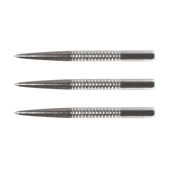 8371Silver_Winmau_Ringed_Silver_Effect_Steeldart_Spitzen_32mm_1 Das Bild zeigt drei silberne Winmau Steeldart-Spitzen mit Rillenmuster, jeweils 32 mm lang. Die Spitzen sind nebeneinander aufgereiht und haben ein glänzendes, metallisches Aussehen.