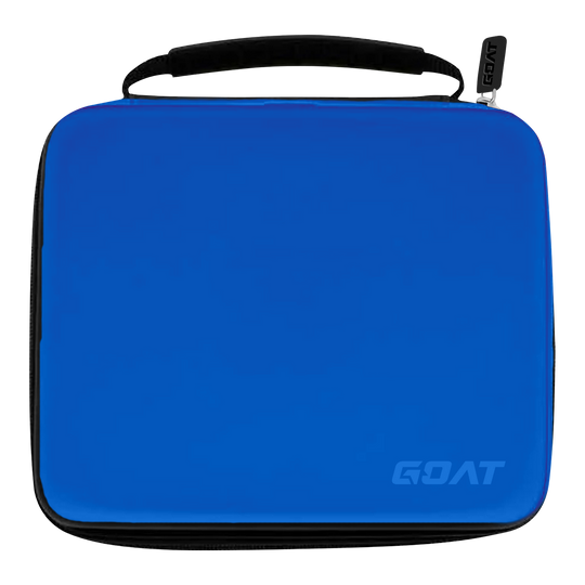 Peněženka GOAT Locker XXL Dart Dies ist ein rechteckiges Dart-Etui in leuchtendem Blau mit schwarzem Reißverschluss und Tragegriff. In der unteren rechten Ecke befindet sich das Logo "GOAT".