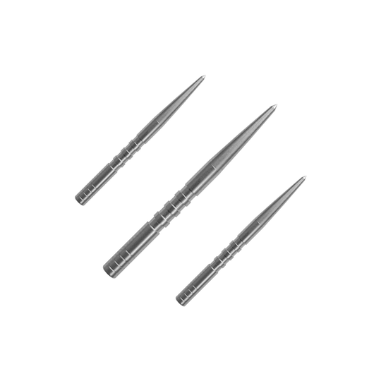 Špička zobáku kondora s vyříznutými špičkami šipek Das Bild zeigt drei silberne Dartspitzen, die nebeneinander liegen. Sie sind aus Metall und haben eine schlanke, spitze Form.