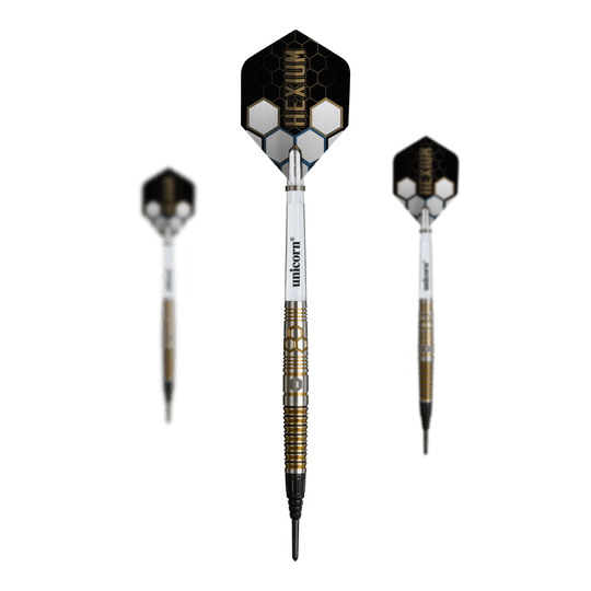 Hier ist ein Set der Unicorn Hexium Style 03 Gold & Black Softdarts zu sehen. Das Set wiegt 23g und besticht durch die Gold-Schwarz-Optik.