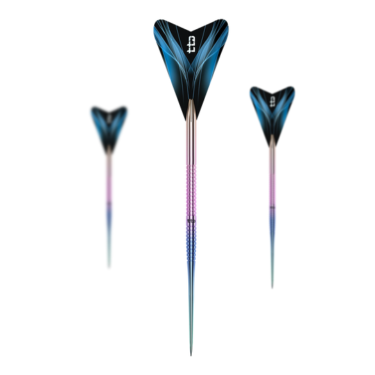 Caliburn TTD Complete Titanium T1 Rainbow Steeldarts - 5g Dies ist ein Set des Caliburn TTD Complete Titanium T1 Rainbow Steeldarts - 5g. Mehrere Dartpfeile mit regenbogenfarbenem Design sind zu sehen.