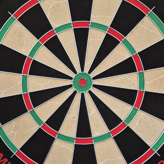 Sada ocelových terčů na terč Dimitri Van Den Bergh Abgebildet ist ein weiteres Target Dimitri Van Den Bergh Steeldartboard Set. Die Komponenten sind nebeneinander angeordnet.