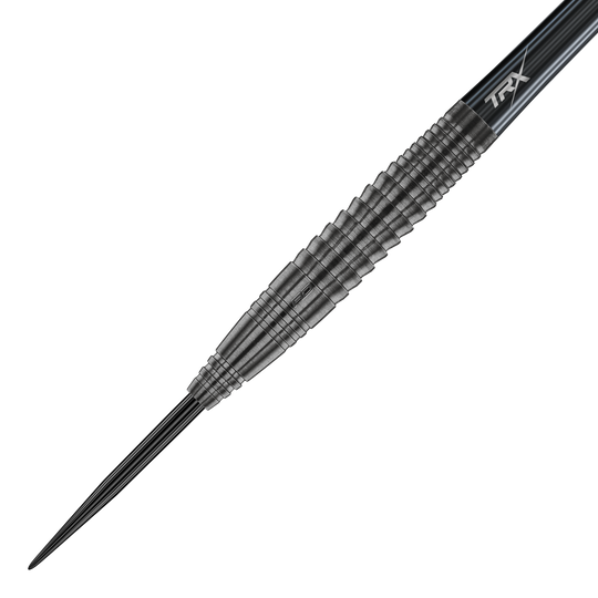 Das Bild zeigt einen Red Dragon Seren 4 Onyx Steeldart. Der Dart hat ein schwarzes, gerilltes Metallgehäuse und eine spitze Stahlspitze.