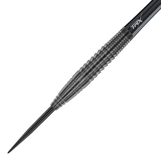Ocelové šipky Red Dragon Seren 4 Onyx Das Bild zeigt einen Red Dragon Seren 4 Onyx Steeldart. Der Dart hat ein schwarzes, gerilltes Metallgehäuse und eine spitze Stahlspitze.