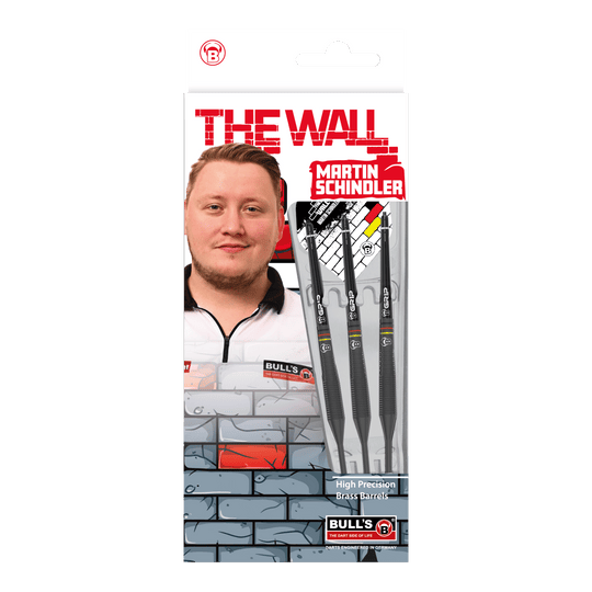 Býci Martin Schindler The Wall Černé mosazné ocelové šipky Auf dem Bild ist die Verpackung der "Bulls Martin Schindler The Wall Black Brass Steeldarts" zu sehen. Auf der Vorderseite sind das Produkt, ein Porträt von Martin Schindler und das Markenlogo abgebildet.