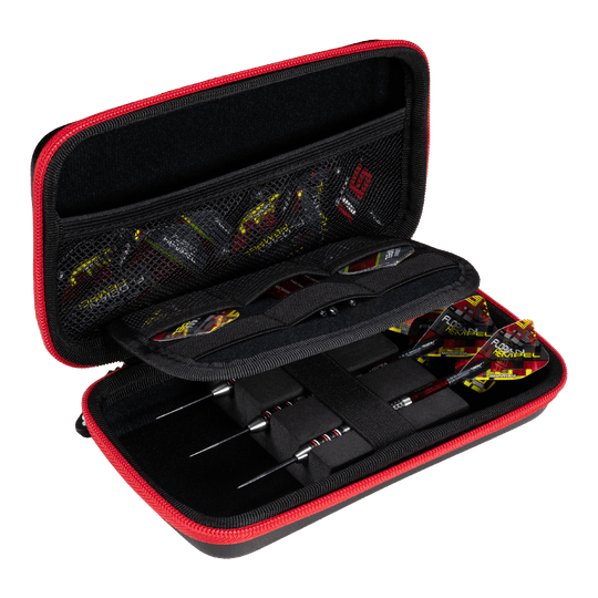 Pouzdro na šipky Winmau Florian Hempel Tour Edition Das Bild zeigt das Winmau Florian Hempel Tour Edition Dartcase, das geöffnet und mit Darts sowie Zubehör bestückt ist. Die Darttasche hat einen schwarzen Innenraum mit Netzfächern und wird von einem roten Reißverschluss umrandet.