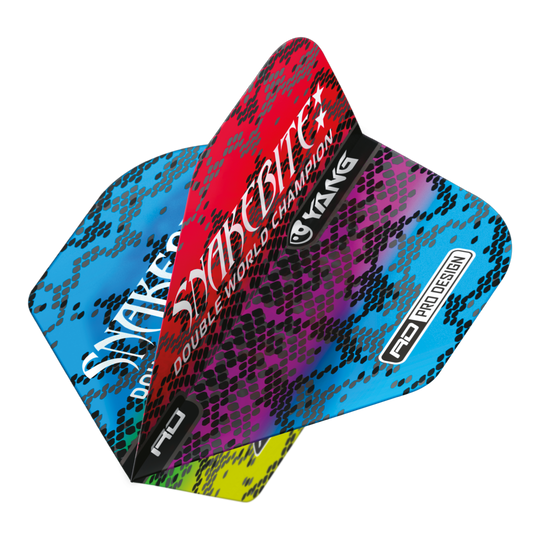 Das Bild zeigt bunte Dart-Flights mit Schlangenhaut-Muster in Blau, Grün und Rot. Auf ihnen steht „Snakebite Double World Champion Yin Yang“.