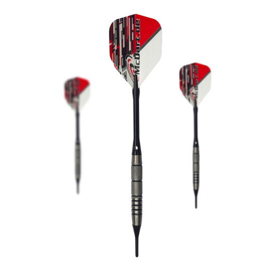 Měkké šipky McDart 85 Tungsten V9 - 17,5 g Das Bild zeigt drei McDart 85er Tungsten V9 Softdarts mit einem Gewicht von 17,5g. Die Darts haben silberne Barrels und rot-weiße Flights mit dem Aufdruck "McDart.de".