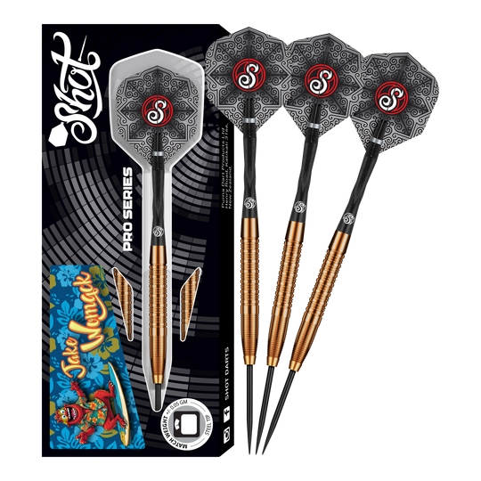 Šipky Shot Pro Series Jake Womack ocelové - 23g Das Bild zeigt das Produkt "Shot Pro Series Jake Womack Steeldarts - 23g". Drei Steeldarts mit schwarz-goldenem Griff und verzierten Flights sind neben der Verpackung zu sehen.