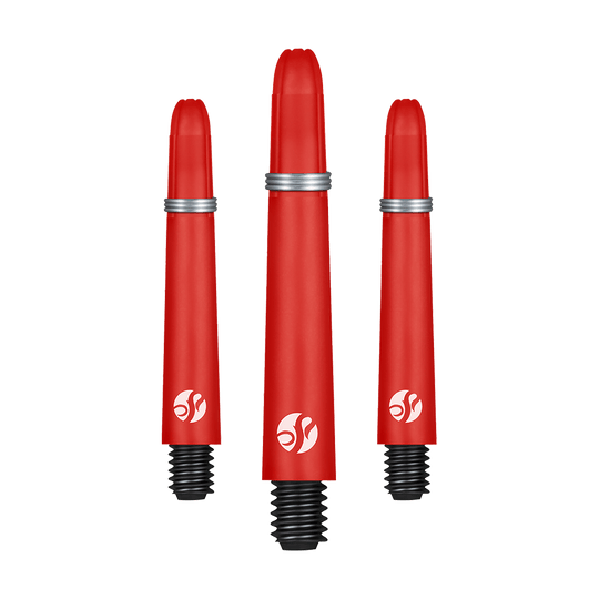 Karbonové násady Shot Koi - červené Auf dem Bild sind drei rote Dartschäfte in unterschiedlichen Längen zu sehen. Sie haben silberne Ringe und ein weißes Logo am unteren Ende.