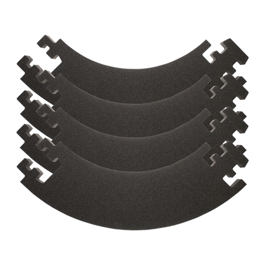 DBS2020_McDart_Catchring_Premium_Made_in_Germany_Edition_2020_5uvoCrRsvQKHp4 Das Bild zeigt fünf schwarze Schaumstoff-Segmente des Produkts "McDart Catchring Premium - Made in Germany Edition". Sie sind dazu gedacht, als Schutzring für eine Dartscheibe verwendet zu werden.