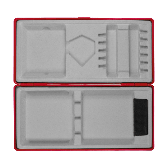 MD-ABS-Rot_W_Bedruckte_ABS_Box_Wunschtext_Rot_2 Das Bild zeigt eine geöffnete rote Kunststoffbox mit verschiedenen Fächern im Inneren. Die Fächer sind speziell geformt, um verschiedene Gegenstände sicher aufzubewahren.