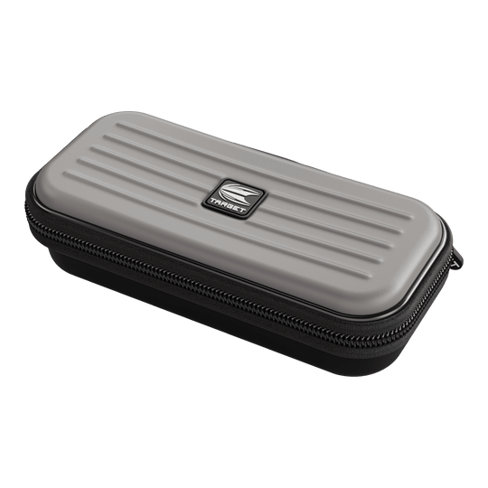 Target Takoma Dartwallet Das Bild zeigt ein rechteckiges, grau-schwarzes Etui mit Reißverschluss. Auf der Oberseite befindet sich ein Logo mit der Aufschrift "TARGET".
