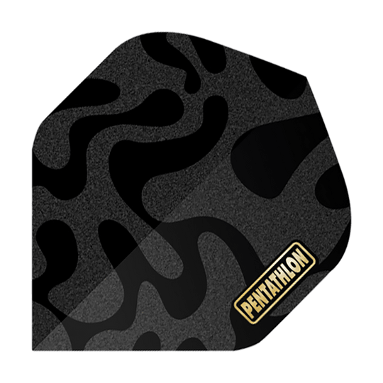 Lety v pětiboji RT Camo Das Bild zeigt einen Dart Flight mit einem schwarzen Camouflage-Muster. In der Ecke befindet sich das gelbe Logo „Pentathlon“.