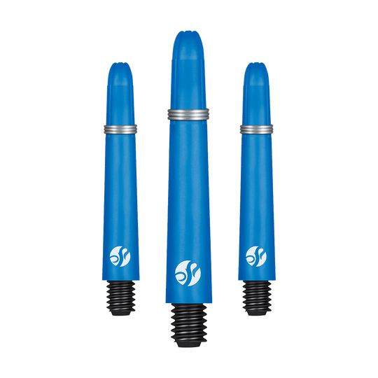 Karbonové násady Shot Koi - modré Auf dem Bild sind drei blaue Dartschäfte in unterschiedlicher Länge zu sehen. Sie bestehen aus Carbon und haben schwarze Gewinde sowie silberne Ringe.