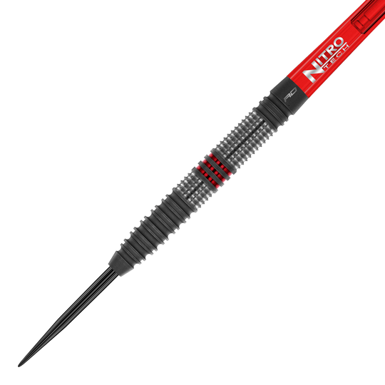 Das Bild zeigt einen Steeldart namens "Red Dragon Jonny Clayton Hiraeth". Der Dart hat ein geriffeltes Griffstück mit schwarzen und roten Akzenten sowie einen roten Schaft mit der Aufschrift "Nitro Tech".