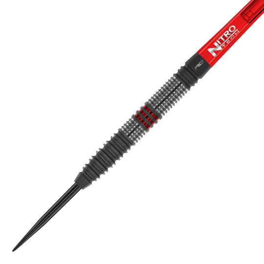 Ocelové šipky Red Dragon Jonny Clayton Hiraeth Das Bild zeigt einen Steeldart namens "Red Dragon Jonny Clayton Hiraeth". Der Dart hat ein geriffeltes Griffstück mit schwarzen und roten Akzenten sowie einen roten Schaft mit der Aufschrift "Nitro Tech".