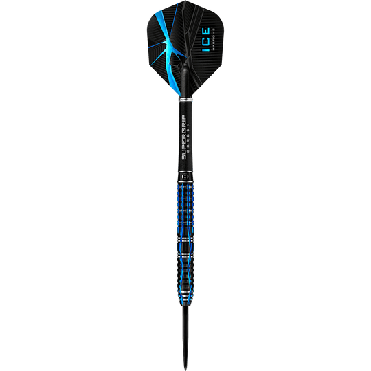 HA28917_Harrows_Ice_Recut_Steeldarts_12CwSpahIDYJya Das Bild zeigt den Harrows Ice Recut Steeldart mit schwarzem und blauem Design. Der Dart hat eine strukturierte Griffzone und schwarze Flights mit blauen Akzenten.