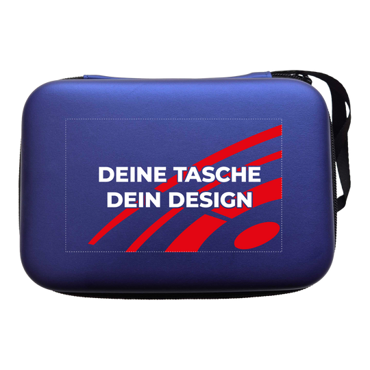 Pouzdro na šipky System-4 s vaším designem Hier ist ein McDart System4 Dartcase in Blau Metallic zu sehen. Das Etui liegt geöffnet auf einer glänzenden Oberfläche.