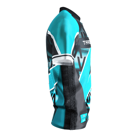 Das Bild zeigt das "Target Coolplay Rob Cross 2025 Dartshirt" aus seitlicher Perspektive. Das Shirt ist hauptsächlich türkis und schwarz mit auffälligen grafischen Mustern und weißen Akzenten gestaltet.