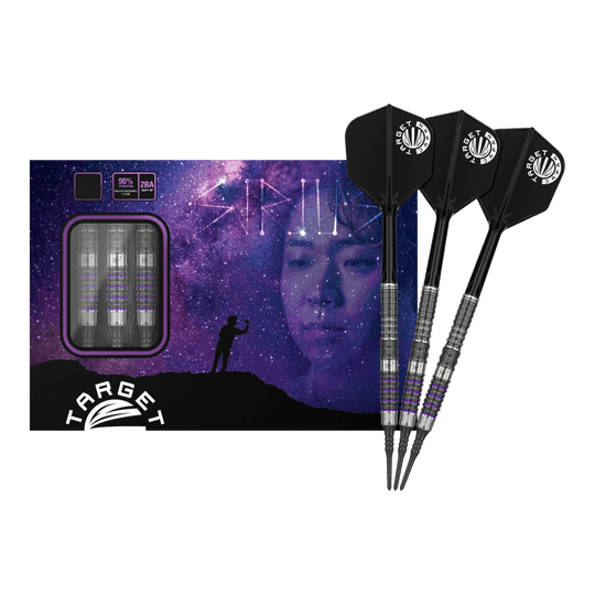 Das Bild zeigt die "Target Japan Prime Series Yuta Hayashi Sirius GEN3 MAX Softdarts - 21,5g" vor einer Verpackung mit einem Weltraum-Motiv. Drei Darts sind neben der Box zu sehen, die schwarze Flights und ein silber-lila Design haben.