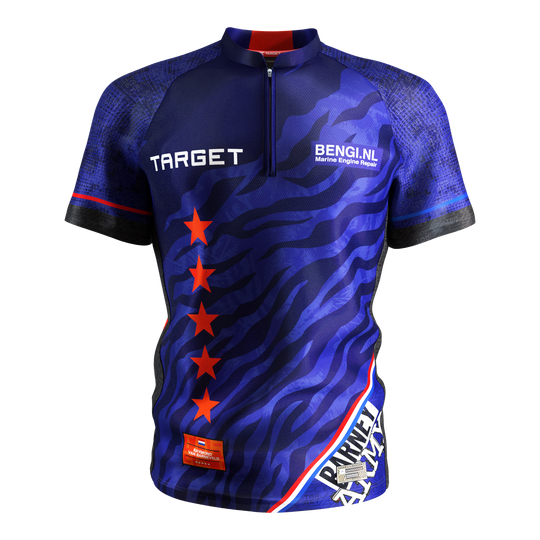 Das Bild zeigt das Produkt "Target Coolplay Raymond Van Barneveld 2025 Dartshirt". Das Dartshirt ist hauptsächlich blau mit roten Sternen und weißen Schriftzügen.