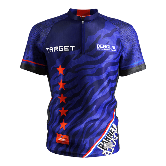 Šipková košile Target Coolplay Raymond Van Barneveld 2025 Das Bild zeigt das Produkt "Target Coolplay Raymond Van Barneveld 2025 Dartshirt". Das Dartshirt ist hauptsächlich blau mit roten Sternen und weißen Schriftzügen.