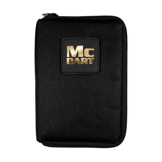 McDart Tasche mit 6 Softdarts und Zubehör Auf dem Bild ist eine schwarze Tasche mit einem goldenen "MC DART"-Logo zu sehen. Es handelt sich um die "McDart Tasche mit 6 Softdarts und Zubehör".