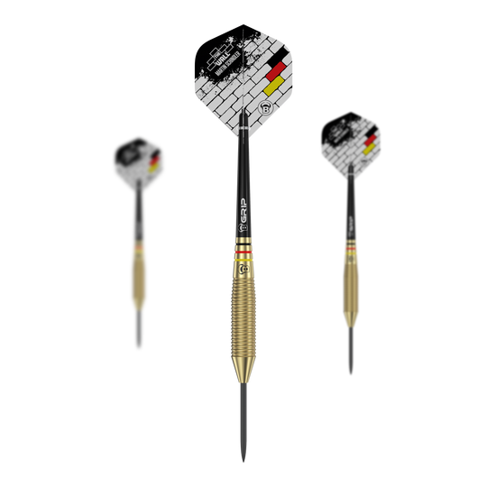 Býci Martin Schindler The Wall Mosazné ocelové šipky Das Bild zeigt drei Steeldarts mit goldfarbenem Griff und schwarzen Spitzen aus der Serie "Bulls Martin Schindler The Wall Brass Steeldarts". Die Flights haben ein Ziegelstein-Design mit den Farben der deutschen Flagge.