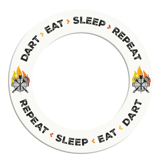 Obklopující terč McDart - Dart Eat Sleep Repeat Weißes Dartboard-Surround mit dem Aufdruck 'Dart Eat Sleep Repeat'. Das Produkt ist aus einem bestimmten Blickwinkel dargestellt.
