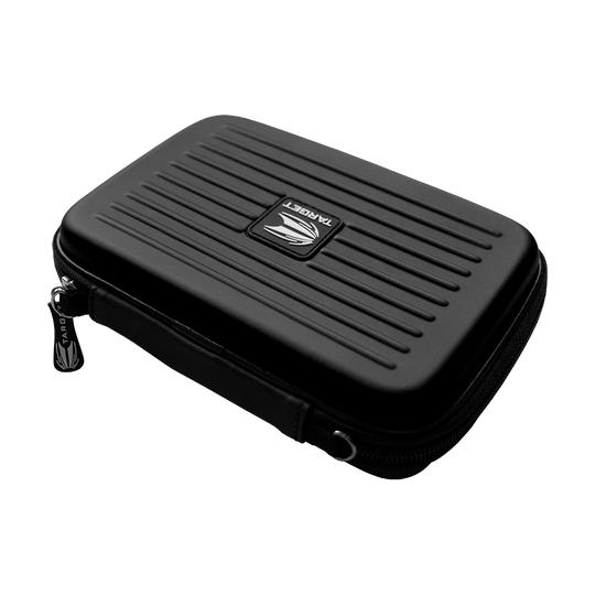 125828_Target_Takoma_XL_Dartwallet_Schwarz_2 Das Bild zeigt das Produkt "Target Takoma XL Dartwallet". Es handelt sich um eine schwarze, stabile Tasche mit Reißverschluss zur Aufbewahrung von Darts.