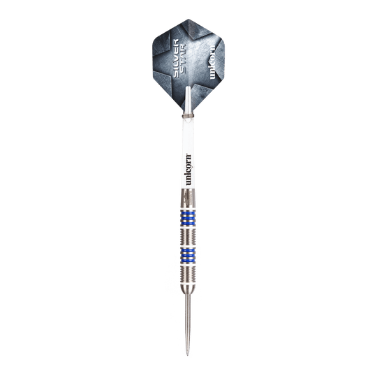 Ocelové šipky Unicorn Silver Star Var. 4 Gary Anderson Dieses Bild zeigt Unicorn Silver Star Var.4 Gary Anderson Steeldarts. Die Darts liegen nebeneinander auf einer weißen Fläche.