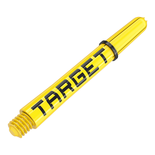 Násadky Target Pro Grip TAG - 3 sady - žluté Dies ist ein gelber Dart-Schaft mit dem Schriftzug "TARGET". Der Schaft hat ein schwarzes Gummiband und ein Schraubgewinde am Ende.