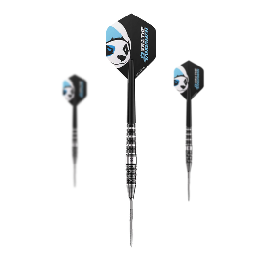 Das Bild zeigt drei Steeldarts mit dem Namen "Caliburn Player The Pandaman Advanced Steeldarts - 23g". Die Flights der Darts sind schwarz mit einem Panda-Motiv und blauen Akzenten gestaltet.