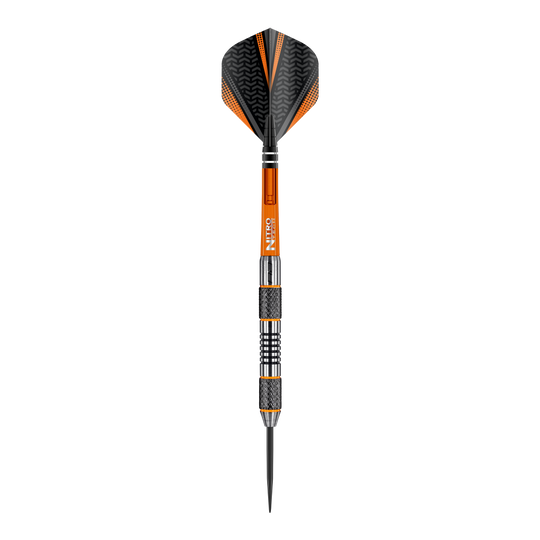 Red Dragon Amberjack 5 ocelových šipek - 24g Dies ist ein Steeldart der Marke Red Dragon, Modell Amberjack 5 mit einem Gewicht von 24 Gramm. Der Dart hat ein schwarzes und orangefarbenes Design mit metallischen und geriffelten Griffbereichen.