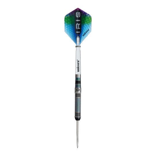 Ocelové šipky Unicorn Iris Das Bild zeigt einen Steeldart namens "Unicorn Iris". Der Dart hat einen bunten Flight mit dem Schriftzug "IRIS" und einen metallischen Schaft.
