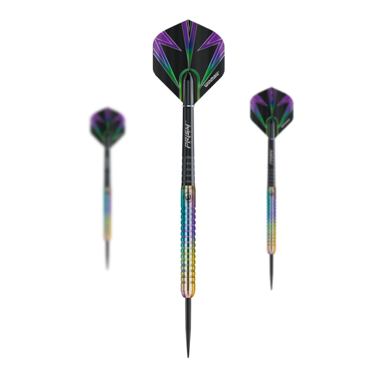 Ocelové šipky Winmau Foxfire Urban Das Bild zeigt drei Winmau Foxfire Urban Steeldarts mit farbenfrohen Schäften und schwarzen Flights mit lila und grünen Mustern. Die Darts haben metallische Spitzen und ein modernes, auffälliges Design.
