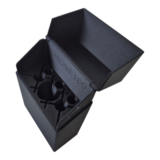 Vorderansicht des Smoke 180 Dartcase mit eigenem Design. Die schwarze Oberfläche und die kompakte Form sind deutlich.
